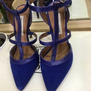 Blue pumps